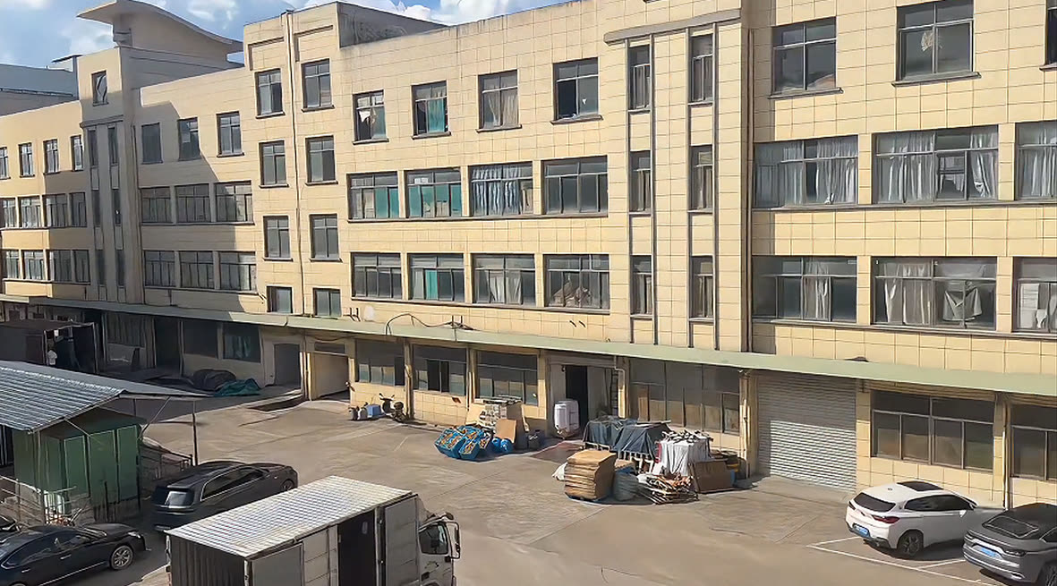 Rongyida 4,500 m² factory exterior with loading area and shipping logistics